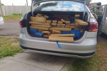 Maconha apreendida em carro: das cinco regiões do país, três apresentaram um aumento no número de ocorrências de tráfico de drogas -  (crédito: PRF/Divulgação)