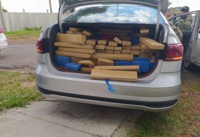 Maconha apreendida em carro interceptado pela investigação policial: das cinco regiões do Brasil, o tráfico de drogas cresceu em três -  (crédito: PRF/Divulgação)