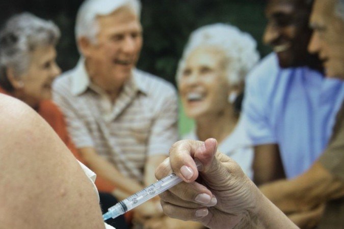 Só um em cada 100 mil idosos teve reação a vacinas de 2015 a 2017, aponta estudo
