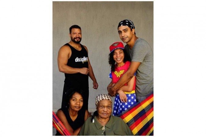 Thiago (de bandana) voltou a morar com a irmã, Talita, e a mãe, Soraya, que, por sua vez, trouxe a própria mãe, Theresa, para viver em sua casa. Tarso também está sempre presente -  (crédito: Carlos Vieira/CB/D.A.Press)