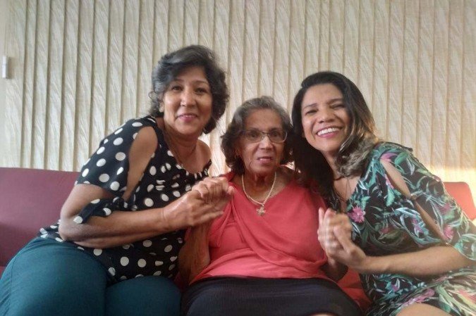 As irmãs Bernadete e Carla Caparica Pereira dos Santos se revezam com os cuidados da mãe, Arlete, que tem Alzheimer
