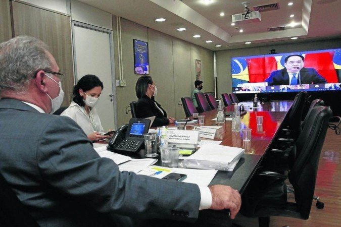 Marcelo Queiroga, ministro da Saúde, durante videoconferência com o Embaixador da China, Yang Wanming e os Ministros Paulo Guedes da Economia, e Carlos Alberto França da Relações Exteriores. - (crédito: Ailton de Freitas/MS) Marcelo Queiroga, ministro da Saúde, durante videoconferência com o Embaixador da China, Yang Wanming e os Ministros Paulo Guedes da Economia, e Carlos Alberto França da Relações Exteriores. - (crédito: Ailton de Freitas/MS)