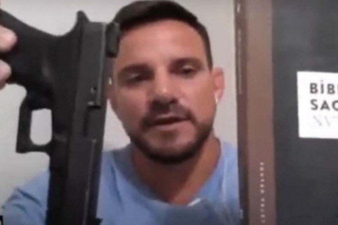 Em sessão, vereador mostra arma e Bíblia ao rebater críticas a Bolsonaro