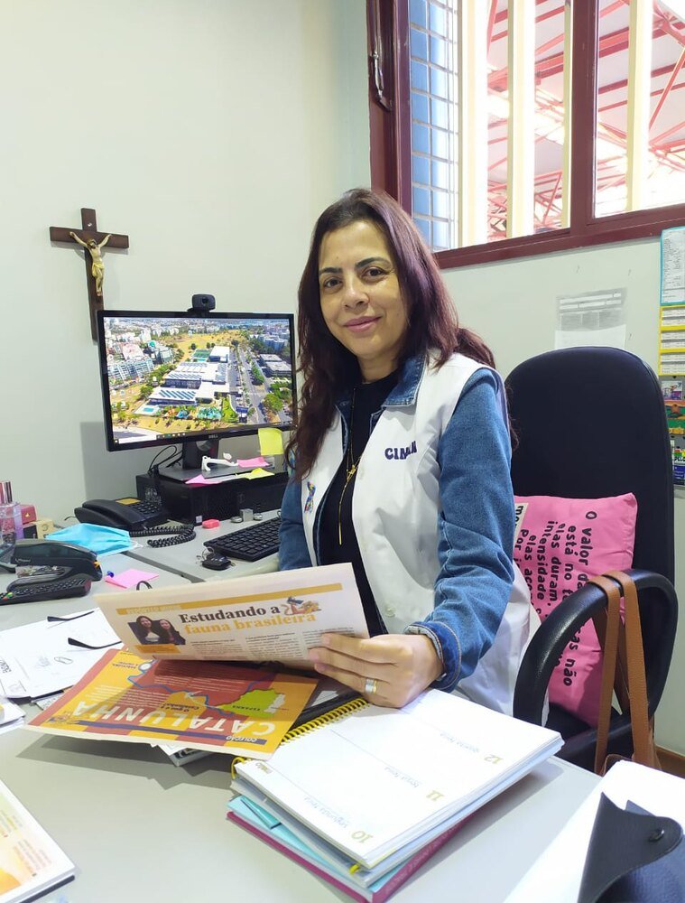 Adriana Matias, coordenadora pedag&oacute;gica do Col&eacute;gio CIMAN, fica muito feliz com o envolvimento dos alunos em enviar cartas aos refugiados
