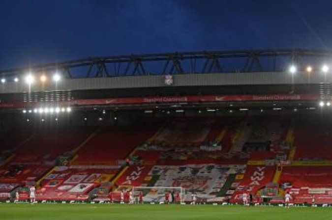 Players compete for the ball under the floodlights during the English Premier League football match between Liverpool and Southampton at Anfield in Liverpool, north west England on May 8, 2021. - RESTRICTED TO EDITORIAL USE. No use with unauthorized audio, video, data, fixture lists, club/league logos or 'live' services. Online in-match use limited to 120 images. An additional 40 images may be used in extra time. No video emulation. Social media in-match use limited to 120 images. An additional 40 images may be used in extra time. No use in betting publications, games or single club/league/player publications. / AFP / POOL / Paul ELLIS / RESTRICTED TO EDITORIAL USE. No use with unauthorized audio, video, data, fixture lists, club/league logos or 'live' services. Online in-match use limited to 120 images. An additional 40 images may be used in extra time. No video emulation. Social media in-match use limited to 120 images. An additional 40 images may be used in extra time. No use in betting publications, games or single club/league/player publications. - (crédito: PAUL ELLIS) Players compete for the ball under the floodlights during the English Premier League football match between Liverpool and Southampton at Anfield in Liverpool, north west England on May 8, 2021. - RESTRICTED TO EDITORIAL USE. No use with unauthorized audio, video, data, fixture lists, club/league logos or 'live' services. Online in-match use limited to 120 images. An additional 40 images may be used in extra time. No video emulation. Social media in-match use limited to 120 images. An additional 40 images may be used in extra time. No use in betting publications, games or single club/league/player publications. / AFP / POOL / Paul ELLIS / RESTRICTED TO EDITORIAL USE. No use with unauthorized audio, video, data, fixture lists, club/league logos or 'live' services. Online in-match use limited to 120 images. An additional 40 images may be used in extra time. No video emulation. Social media in-match use limited to 120 images. An additional 40 images may be used in extra time. No use in betting publications, games or single club/league/player publications. - (crédito: PAUL ELLIS)