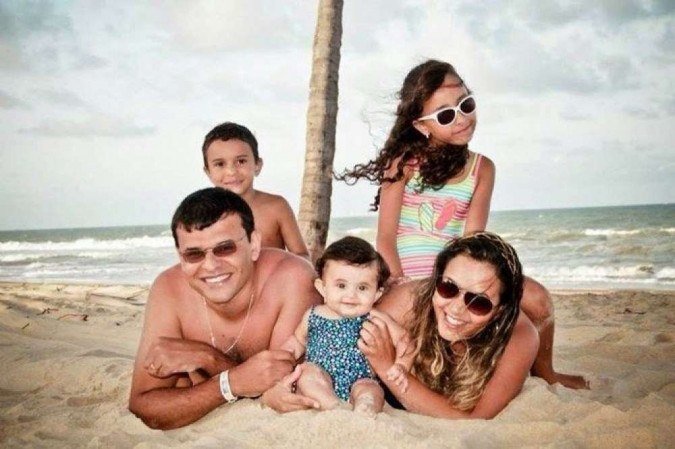 Lisa, junto ao marido e os três filhos, na viagem que ganhou da Ambev por ótimo desempenho no ano que voltou da licença-maternidade