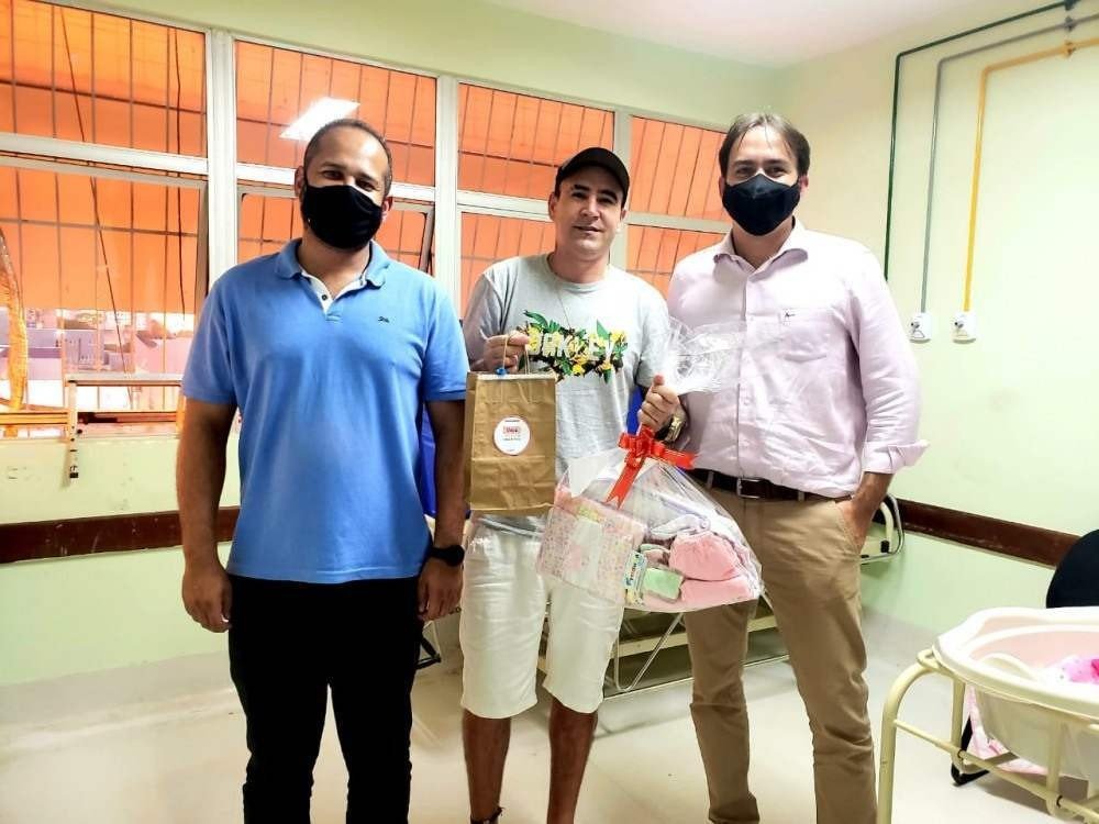 Administrador regional e diretor do hospital entregaram pessoalmente os kits para as mães
