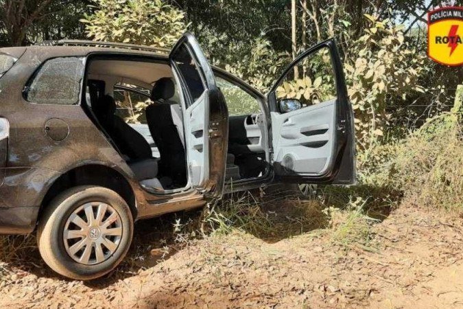O grupo desceu do carro para tentar fugir a pé.