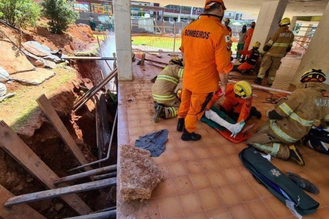 Segundo o CBMDF, dois dos quatro trabalhadores foram soterrados na vala da Octogonal 4 -  (crédito: CBMDF/Divulgação)