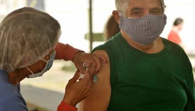 11/05/2021 Crédito: Ed Alves/CB/D.A Press. Brasil. Brasilia - DF. Cidades. Vacinação da Influenza (Gripe) para idosos e servidores da saude e secretaria de Educação. Local: Cruzeiro Novo.