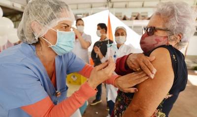 11/05/2021 Crédito: Ed Alves/CB/D.A Press. Brasil. Brasilia - DF. Cidades. Vacinação da Influenza (Gripe) para idosos e servidores da saude e secretaria de Educação. Local: Cruzeiro Novo. Na foto Enia de Souza.