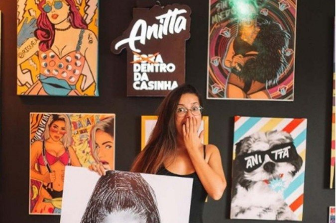 Juliette entre os quadros da casa de Anitta - (crédito: Reprodução/Instagram) Juliette entre os quadros da casa de Anitta - (crédito: Reprodução/Instagram)