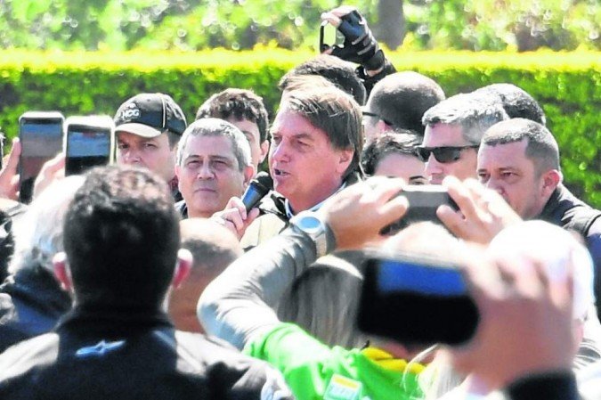 Bolsonaro, no domingo, causando aglomeração: parlamentares veem tentativa do presidente de desestabilizar as instituições - (crédito: Evaristo Sá/AFP) Bolsonaro, no domingo, causando aglomeração: parlamentares veem tentativa do presidente de desestabilizar as instituições - (crédito: Evaristo Sá/AFP)
