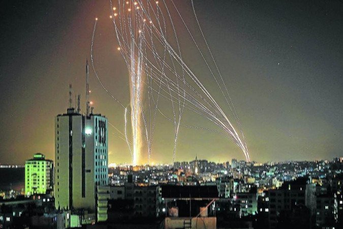 Artefatos lançados de Gaza em direção à metrópole costeira de Tel Aviv