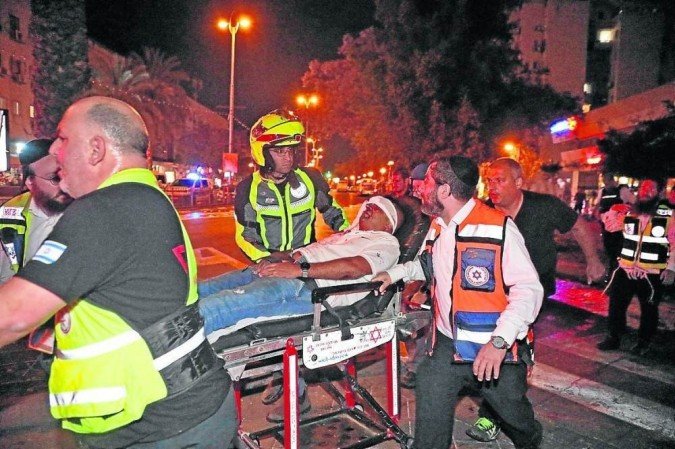 Em Holon, subúrbio de Tel Aviv, paramédicos resgatam ferido em ataque