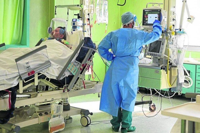 Estudo mostra ainda que os infectados pelo Sars-CoV-2 que sofrem esse tipo de alteração apresentam risco de morte seis vezes maior - (crédito: MIGUEL MEDINA) Estudo mostra ainda que os infectados pelo Sars-CoV-2 que sofrem esse tipo de alteração apresentam risco de morte seis vezes maior - (crédito: MIGUEL MEDINA)