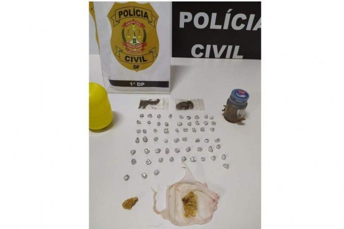 Mulher acumula passagens pela polícia por tráfico de drogas -  (crédito: PCDF/Divulgação)