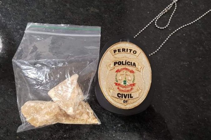 Com o homem, a polícia apreendeu porção de crack -  (crédito: PCDF/Divulgação)