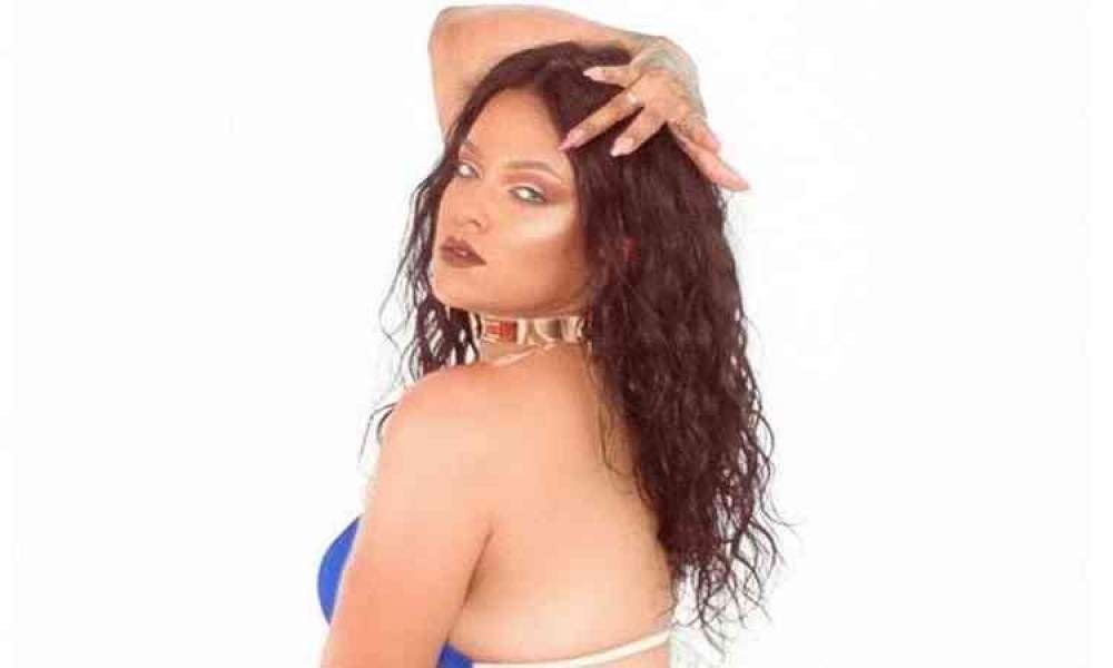 Sósia de Rihanna pede ajuda da artista para vencer o Miss Bumbum Brasil 
