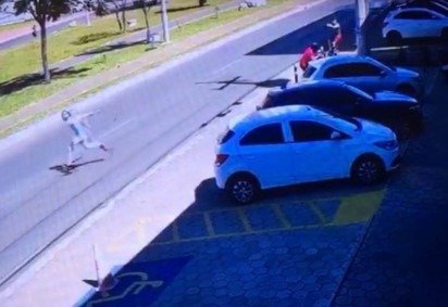 Um dos criminosos foi baleado na perna durante a troca de tiros - (crédito: Material cedido ao Correio) Um dos criminosos foi baleado na perna durante a troca de tiros - (crédito: Material cedido ao Correio)