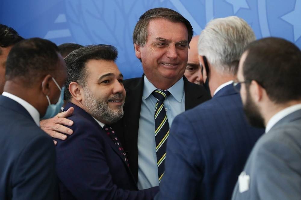 Bolsonaro recebe bancada evangélica e provoca aglomeração no Planalto 