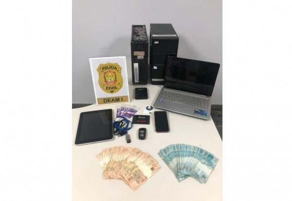 Durante a operação, a polícia apreendeu celulares, notebook e dinheiro Durante a operação, a polícia apreendeu celulares, notebook e dinheiro