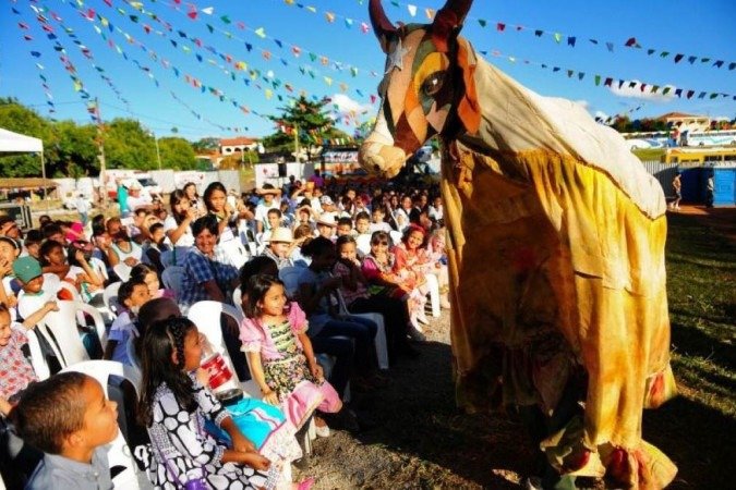 21/06/2013. Crianças assistem a apresentação do Boi Bumbá durante São João dos 50 anos do Boi do Seu Teodoro. Sobradinho