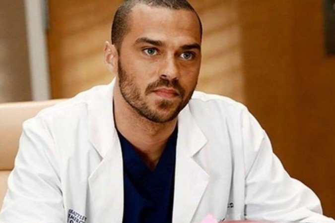 Jesse Williams vivia um cirurgião plástico na série que acompanha um grupo de médicos -  (crédito: Divulgação)