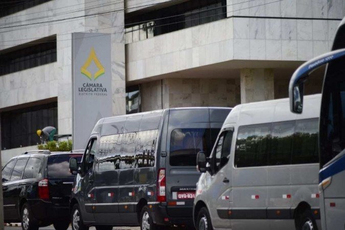 Motoristas de cerca de 15 veículos fizeram manifestação em frente à CLDF - (crédito: Marcelo Ferreira/CB) Motoristas de cerca de 15 veículos fizeram manifestação em frente à CLDF - (crédito: Marcelo Ferreira/CB)