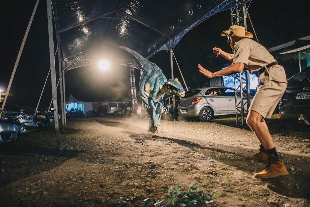 Experiência safári com réplicas realistas de dinossauros chega ao DF