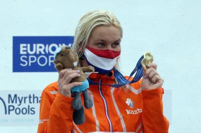 Netherland's Sharon Van Rouwendaal celebrates on the podium winning the gold medal in the Women's 10km Open Water Swimming event during the LEN European Aquatics Championships at Lupa Lake in Budakalasz, Hungary, on May 13, 2021. / AFP / FERENC ISZA -  (crédito: FERENC ISZA)