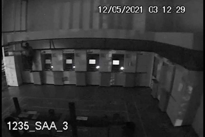 A tentativa de furto foi registrada pelas câmeras de segurança -  (crédito: PCDF/Divulgação)