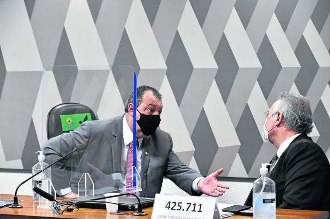 Mesa: presidente da CPI, senador Omar Aziz (PSD-AM) e o relator da CPI, senador Renan Calheiros (MDB-AL) -  (crédito: Leopoldo Silva)