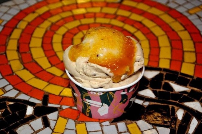 Sorvete de t&acirc;mara com geleia de figo