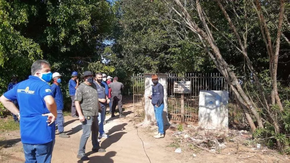 As equipes da DF Legal removeram um barraco precário de madeira desabitado e usado como depósito de materiais de construção e retirado um portão de acesso