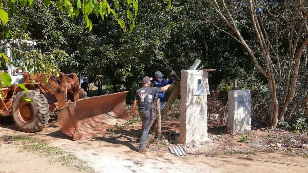 As equipes da DF Legal removeram um barraco precário de madeira desabitado e usado como depósito de materiais de construção e retirado um portão de acesso