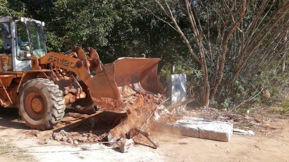 As equipes da DF Legal removeram um barraco precário de madeira desabitado e usado como depósito de materiais de construção e retirado um portão de acesso