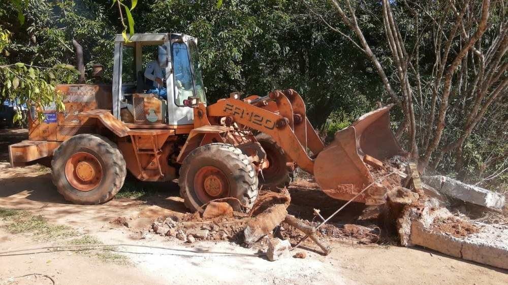 As equipes da DF Legal removeram um barraco precário de madeira desabitado e usado como depósito de materiais de construção e retirado um portão de acesso