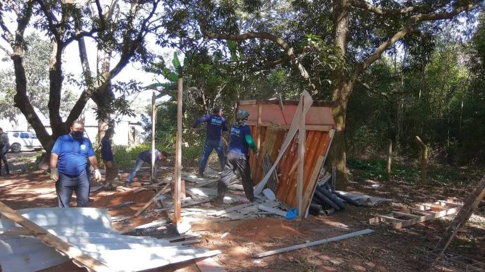 As equipes da DF Legal removeram um barraco precário de madeira desabitado e usado como depósito de materiais de construção e retirado um portão de acesso