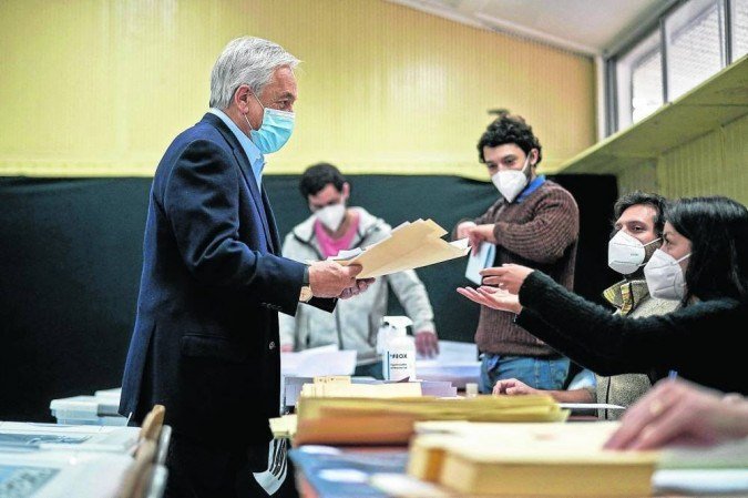 Sebastián Piñera, presidente chileno, ao votar, em Santiago: 