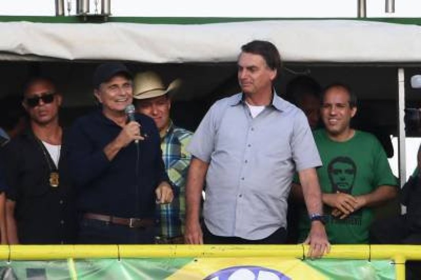 Bolsonaro guardou joias e presentes em fazenda de Nelson Piquet, diz jornal