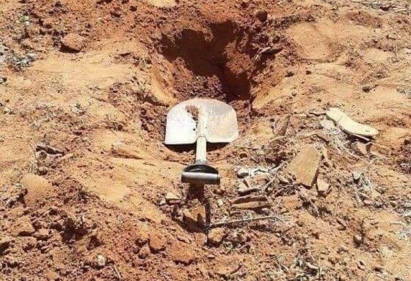 O homem cavou uma cova para enterrar o corpo da própria mãe