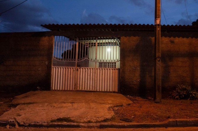 Mulher foi morta em casa, na manhã deste sábado (15/5)