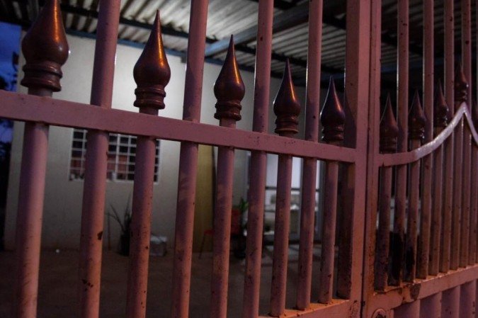 Aureni morava com os dois filhos e o marido