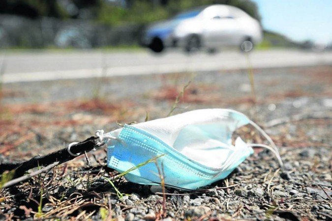 Os acessórios são triturados e misturados a entulhos da construção civil que foram processados -  (crédito: Wenjun Zhou/ UC Davis)