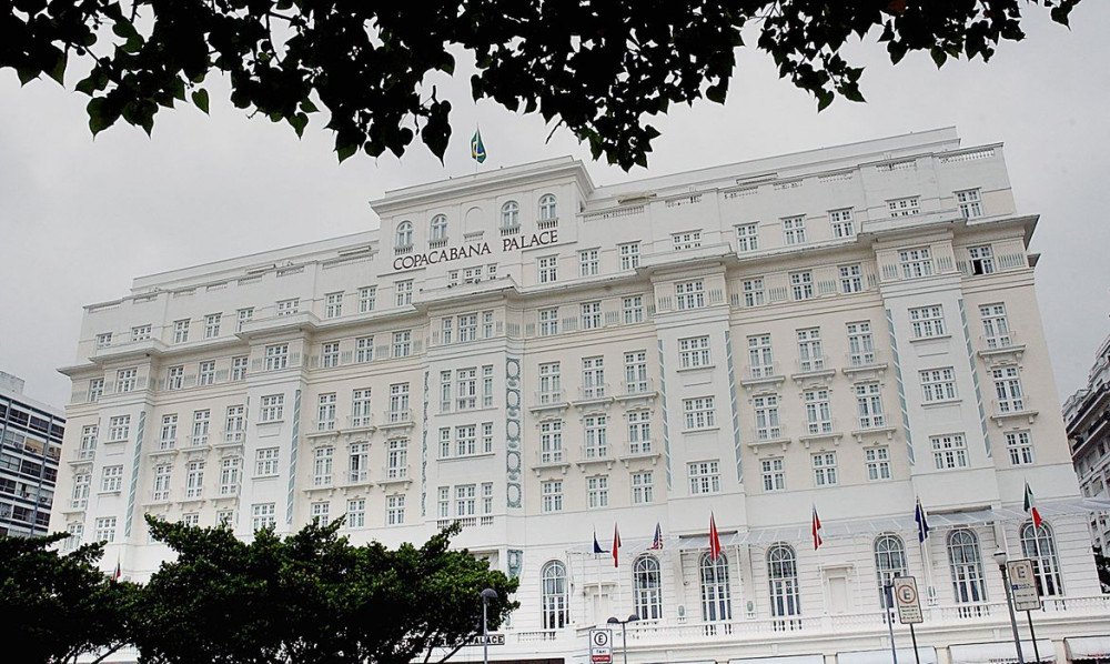 Copacabana Palace é multado em R$ 15 mil por festa com aglomeração