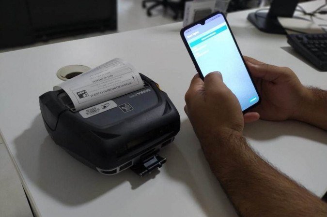 O aplicativo é de uso fácil e emite a multa no momento da fiscalização -  (crédito: Divulgação / DF Legal)
