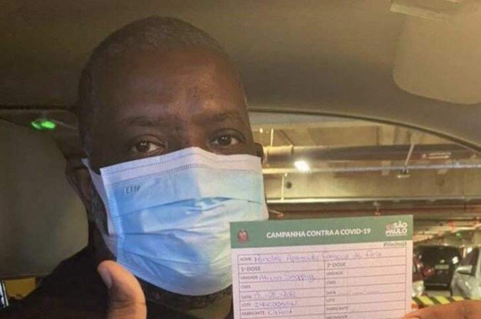 Péricles com o cartão de vacinação -  (crédito: Instagram @pericles/Reprodução)