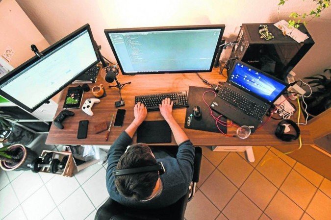 A intensificação do home office, devido ao surgimento da covid, pode aumentar o número de horas extras, alertam os autores do estudo - (crédito: Ina Fassbender/AFP) A intensificação do home office, devido ao surgimento da covid, pode aumentar o número de horas extras, alertam os autores do estudo - (crédito: Ina Fassbender/AFP)