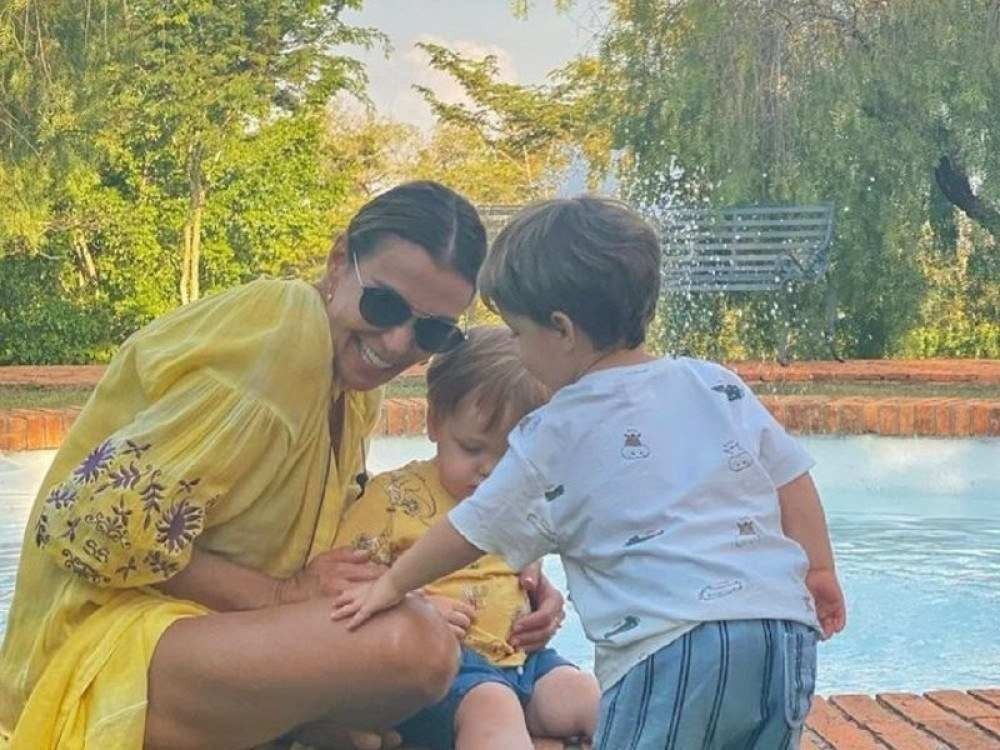 Mônica Martelli posta foto com Gael e Romeu, filhos de Paulo Gustavo